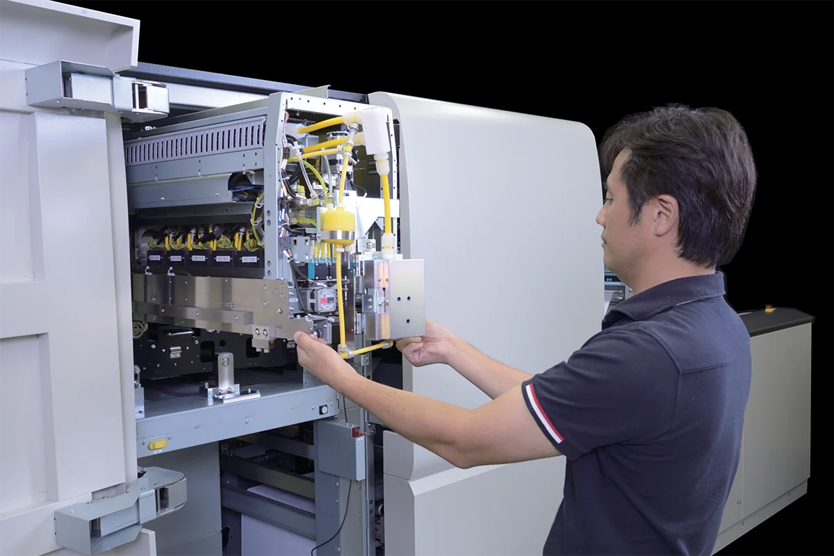 Pull-out type printhead module for easy printhead maintenance.